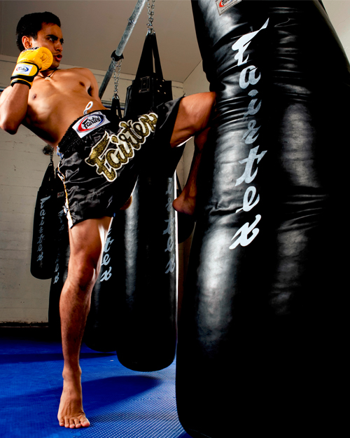 Armando Ramos, ISKA Champion traint op de Fairtex HB7